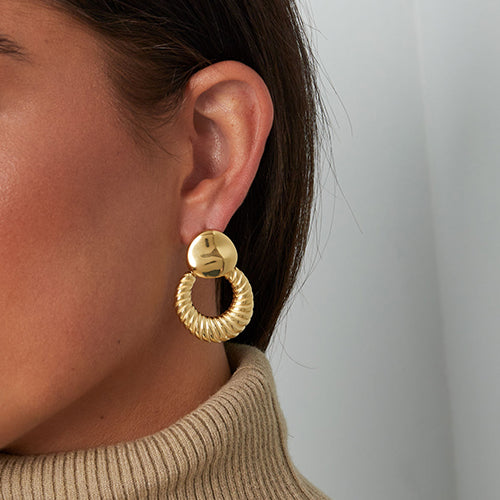 Goldohrringe mit Punkten und Drehungen